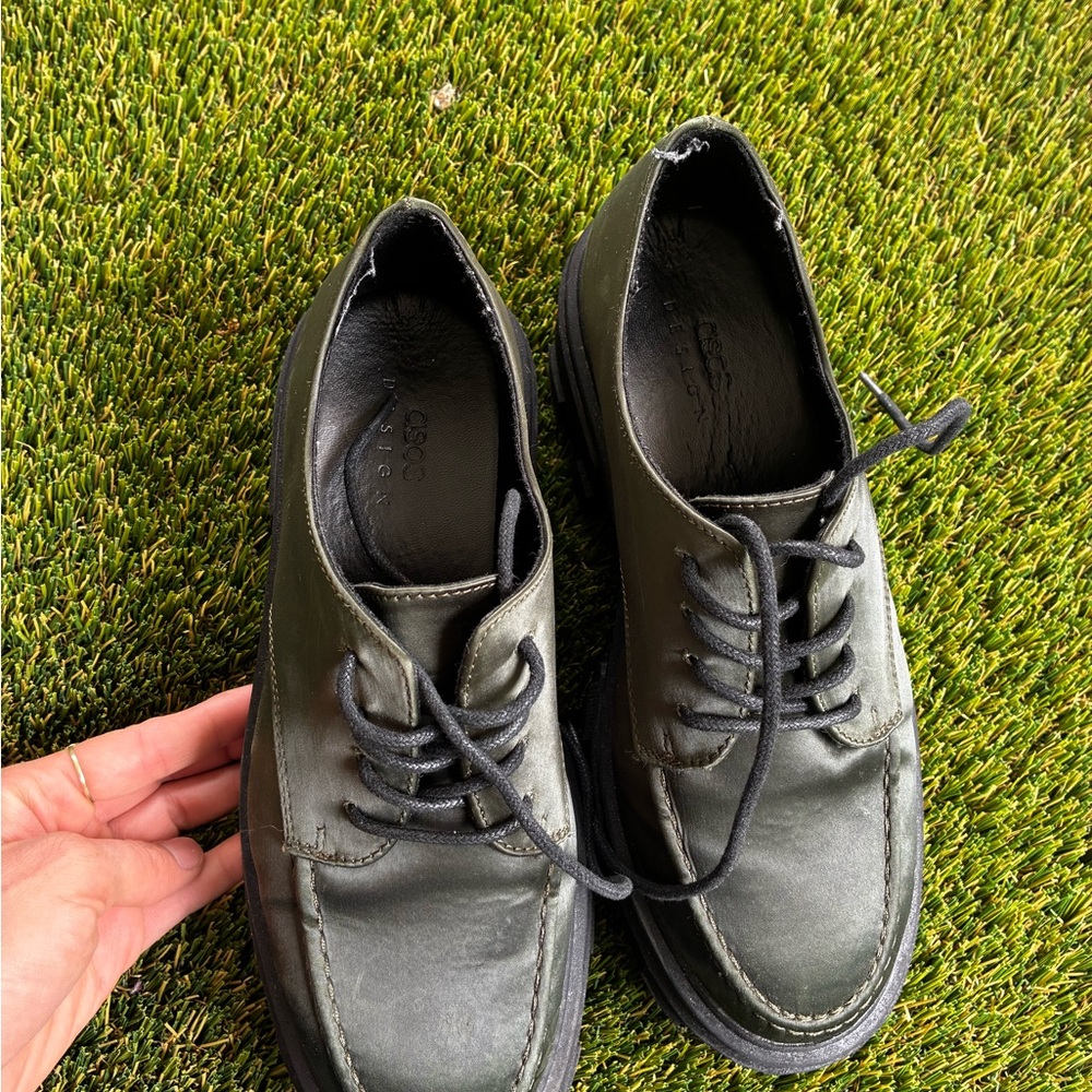 Shoes - Picture 2 of 5